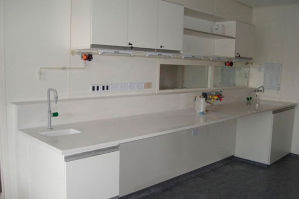 mesada de resina expoxi para laboratorio, fabricacion a medida