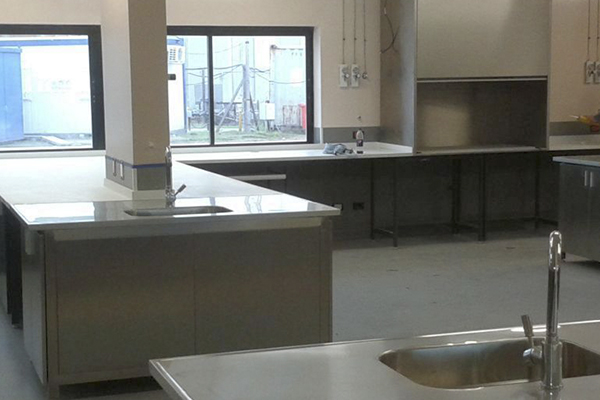 fabrica de mesadas de acero Quequen srl para laboratorios quimicos