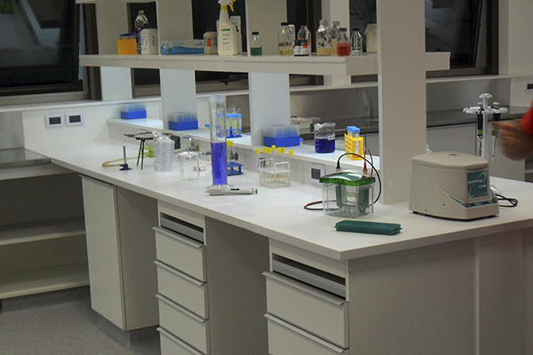 mesadas para laboratorios medicinales y quimicos