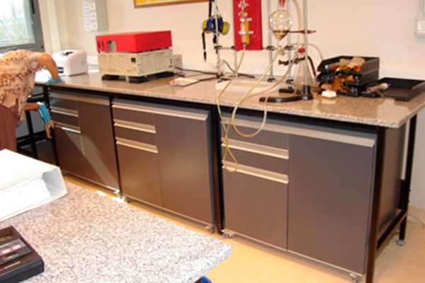 mesadas de granito con muebles rodantes para laboratorios, fabricamos a medida