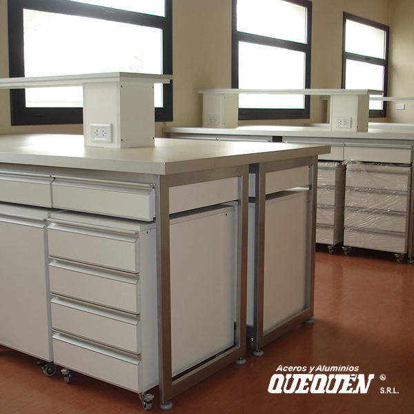 Quequen SRL, fabrica de mesadas de acero inoxidable especiales para laboratorios 